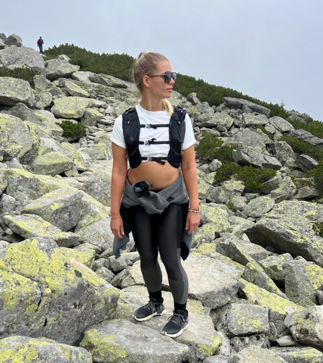 A túrázás a természetben nem csupán fizikai, hanem belső utazás is. Ahogy a hegyekben egy lépés követi a másikat, úgy az életben is fontos, hogy megálljunk és körbenézzünk, hogy biztosak legyünk a helyes úton. Az egyszerűség, a stabilitás keresése, és az út közben tanult leckék mind segítenek abban, hogy életünkben is stabil alapokon haladjunk előre.