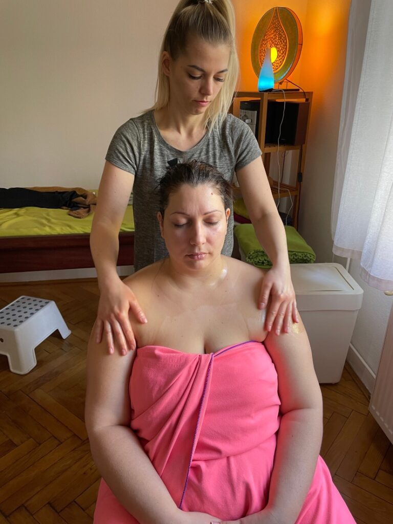 Ayurvédikus masszázs nőknek, különleges figyelem és gondoskodás, stresszoldás, hormonális egyensúly helyreállítása, bőrápolás.