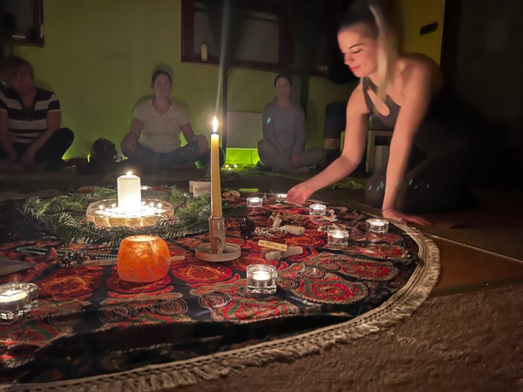Hangterápia nőknek tibeti tálakkal, stresszoldó és relaxációs kezelés közben.