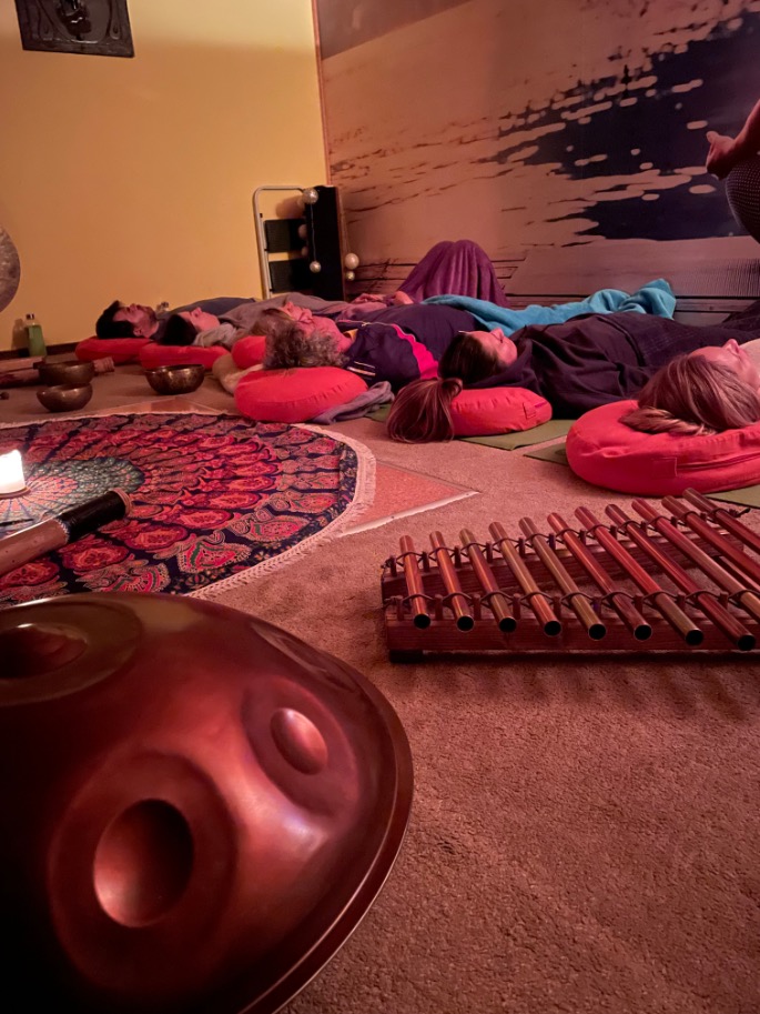 Hangutazás Gyál, tibeti tálakkal és gongokkal, relaxációs élmény a mély meditációhoz és stresszoldáshoz.