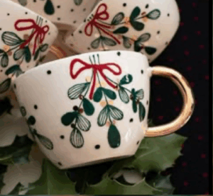 Szereted az egyedi bögréket? Szívesen hangolódnál a karácsonyra? Érzed a hívást a kézműves foglalkozásra? Jó lenne pár órát nők körében alkotni, jókat beszélgetni és nevetni? 🎄🧵☕️ Ha a válaszod igen, akkor szeretettel várlak a karácsonyi bögrefestő workshopomra, ahol mindezt megkapod! Az eseményen garantáltan egyedi bögréket alkotunk, amely akár lehet ajándék, de meg is tarthatod.