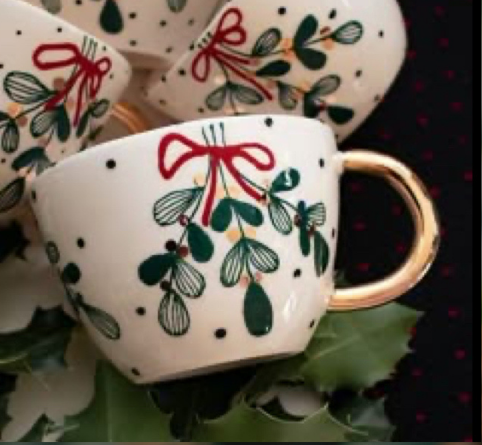 Szereted az egyedi bögréket? Szívesen hangolódnál a karácsonyra? Érzed a hívást a kézműves foglalkozásra? Jó lenne pár órát nők körében alkotni, jókat beszélgetni és nevetni? 🎄🧵☕️ Ha a válaszod igen, akkor szeretettel várlak a karácsonyi bögrefestő workshopomra, ahol mindezt megkapod! Az eseményen garantáltan egyedi bögréket alkotunk, amely akár lehet ajándék, de meg is tarthatod.